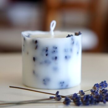 白くて小さいボタニカルキャンドル　ラベンダー