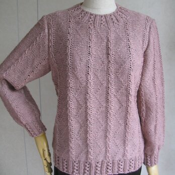 グレイッシュピンクのセーターの画像