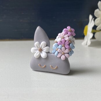 お花で着飾った小さなウサギのブローチ（グレー） / ポリマークレイの画像