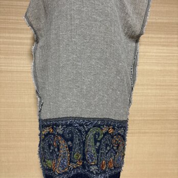 つ花柄のトップス