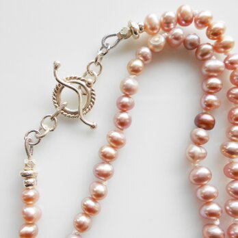 優しい色合いの淡水パールネックレス