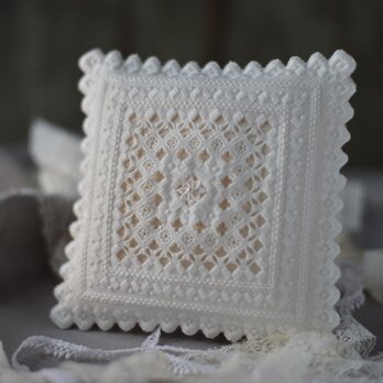【受注製作】糸の彫刻エーデルワイスのリングピロー（バニラクリーム色）の画像