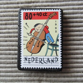 オランダ　子供の音楽切手ブローチ4780の画像