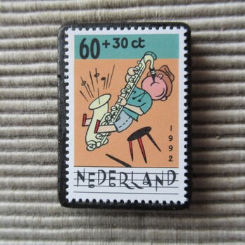 オランダ　子供の音楽切手ブローチ4781の画像