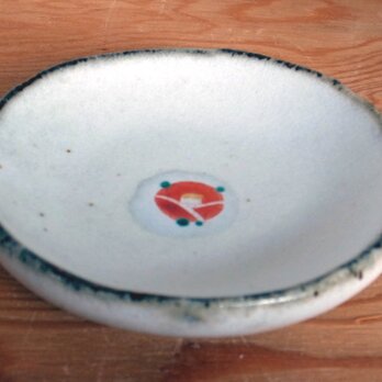 赤い椿のお皿の画像