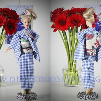 オランダ文様の着物を着たバービー人形の画像