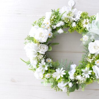 ピュア　ホワイト　：白い花のリース　バラの画像