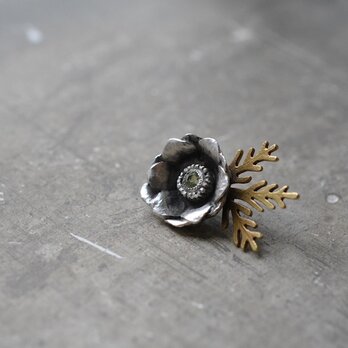 anemone pin brooch/peridotの画像