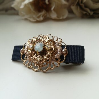 紺色リボンとゴールド透かしのヘアクリップ