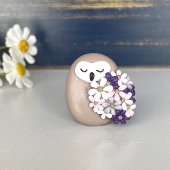 お花で着飾った小さなフクロウのブローチ（ベージュ） / ポリマークレイの画像