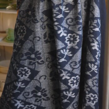 久留米絣手織り反物と濃紺無地からタックワンピースの画像