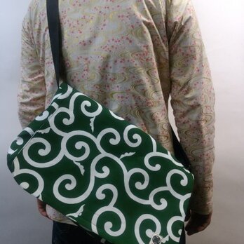 和柄メッセンジャーバッグ（大唐草模様）緑の画像