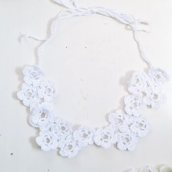 オヤで編んだ白いお花のネックレス　の画像