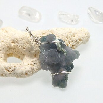 ～葡萄のような形が可愛い～　 グレープカルセドニーのペンダント（グリーン&パープル）　シルバーの画像