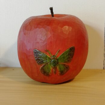 りんごに蝶の画像