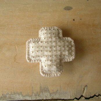 ドット刺繍のブローチ*アイボリークロス