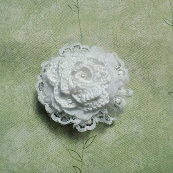 2WAYかぎ編みの白いお花ブローチ＆クリップの画像