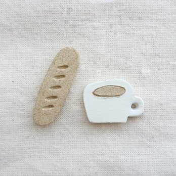 フランスパンとコーヒーのブローチの画像