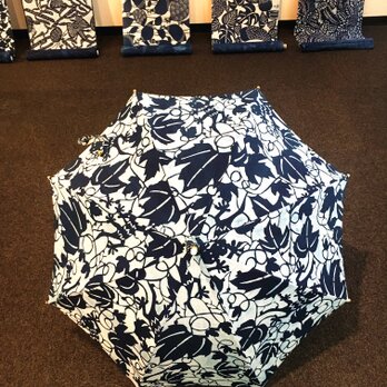 藍型染日傘　お守りシリーズ・ヤモリの画像