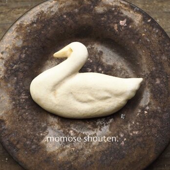 陶の白鳥ブローチ 1