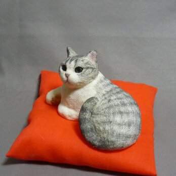 h様オーダー品　手乗り猫　サバ白猫さん　座布団付の画像