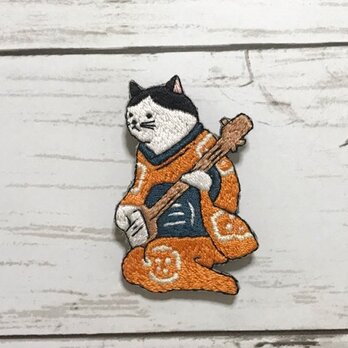 手刺繍浮世絵ブローチ＊歌川国芳「朧月 猫のさうし」の三味線猫の画像
