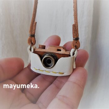 革のミニカメラネックレス・白×茶色の画像