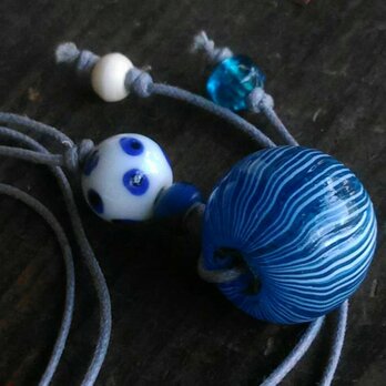 青い筋玉　トンボ玉ネックレスの画像