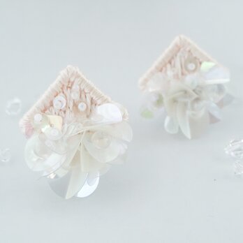 シルクとスパンコールのオーロラピアス(桜)の画像