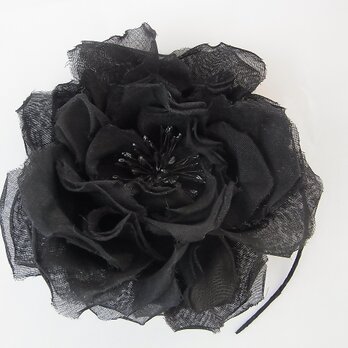 黒いバラの一輪コサージュの画像