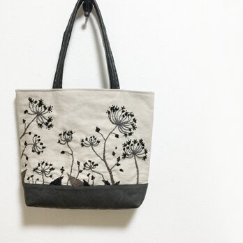 黒い小花の刺繍かばんの画像