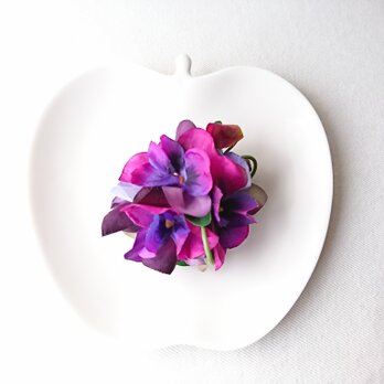 corsage (purple pansy)の画像