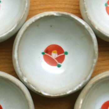 赤い椿の豆皿の画像