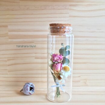 《送料無料》ピンクのミニ薔薇のミニミニブーケの小瓶の画像