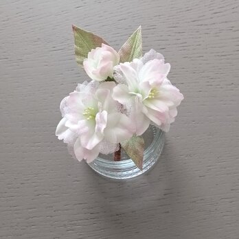八重桜の布花コサージュ【白】ブローチ サクラの画像