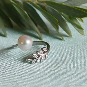 【送料無料】あこや真珠 と ジルコニア の 葉っぱの リング 母の日のプレゼントに ホワイト パール【保証書付】の画像