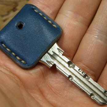 青いキーカバー　ベージュステッチ