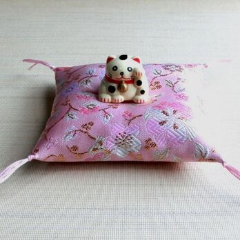 お人形置物用お座布団　西陣織金襴桜色花柄　10cm角の画像