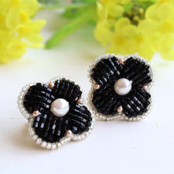 スタイリッシュなパール×ブラックのお花、オートクチュール刺繍のイヤリング、ニナの画像