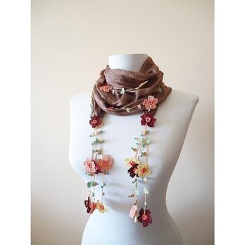 刺繍のお花付き　シルクスカーフのロングラリエット　ココアの画像