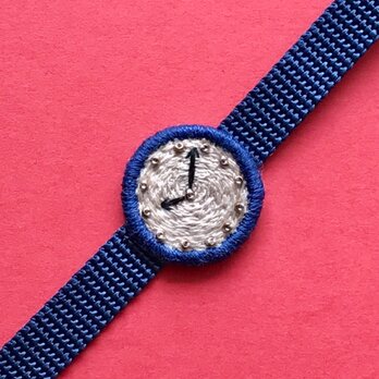 腕時計モチーフの刺繍ブレスレットの画像