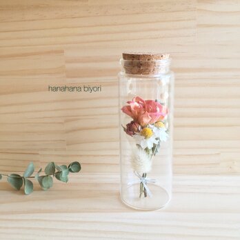 バラと小花のミニミニブーケの小瓶の画像