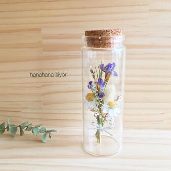 クロッカスと小花のミニミニブーケの小瓶の画像