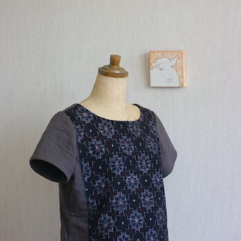 久留米絣とガーゼのTシャツ（黒地に赤い芯の花）の画像