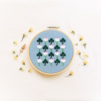 横糸刺繍キットBOX「シロツメクサとクローバー」(木枠付き・針なし)の画像