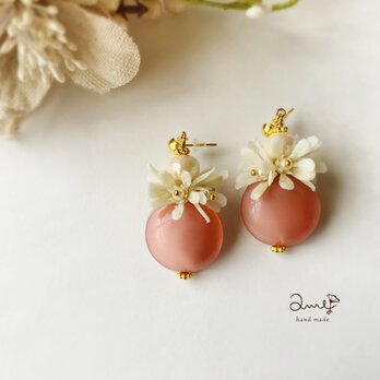 【送料無料】桜色チェコビーズと小花のおおぶりピアスorイヤリングの画像