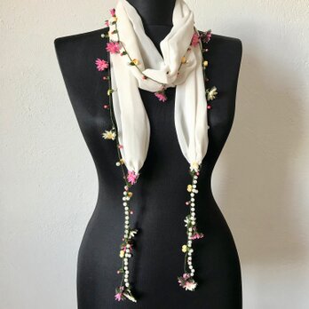 刺繍のお花とパールビーズ付き　シフォンスカーフのロングラリエット　ベージュの画像