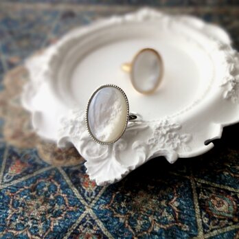 天然石の指輪 ■ シンプル 大粒オーバル ■ ホワイトシェル（白蝶貝）の画像
