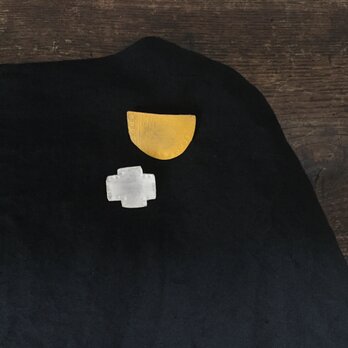 yellow and white  broochの画像