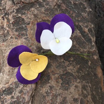 50％オフセール　ビオラのコサージュ(紫×白、紫×黄色)の画像
